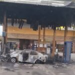 Carro bate em bomba de combustível e causa incêndio, em Campos